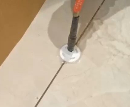 贡山瓷砖空鼓维修公司专业解答瓷砖在铺贴过程中，如果没有涂抹均匀到位的粘结材料（如水泥砂浆或瓷砖胶），可能会导致以下问题